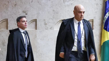 Moraes e Mendonça ficam lado a lado na primeira sessão do STF após crise das mensagens
