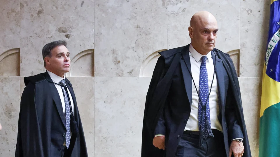 Moraes e Mendonça ficam lado a lado na primeira sessão do STF após crise das mensagens