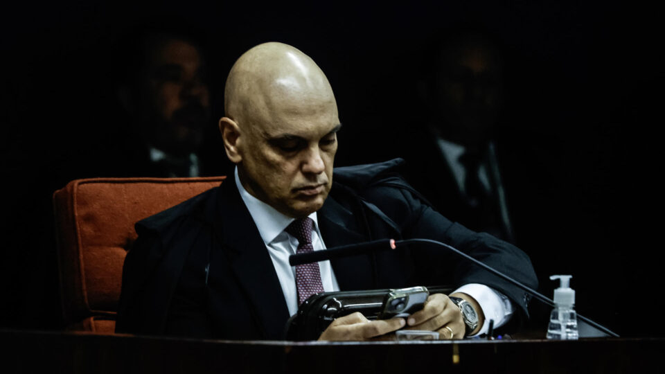Mensagens entre Moraes e Vorcaro intensificam debate sobre impeachment de ministros do STF