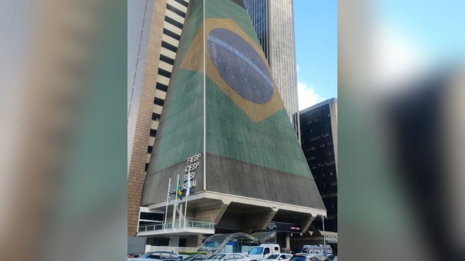 Fiesp exibe bandeira do Brasil em protesto após revelações sobre Moraes e Vorcaro