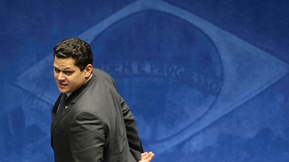 Lei dá à Mesa do Senado, e não a Alcolumbre, poder sobre pedido de impeachment