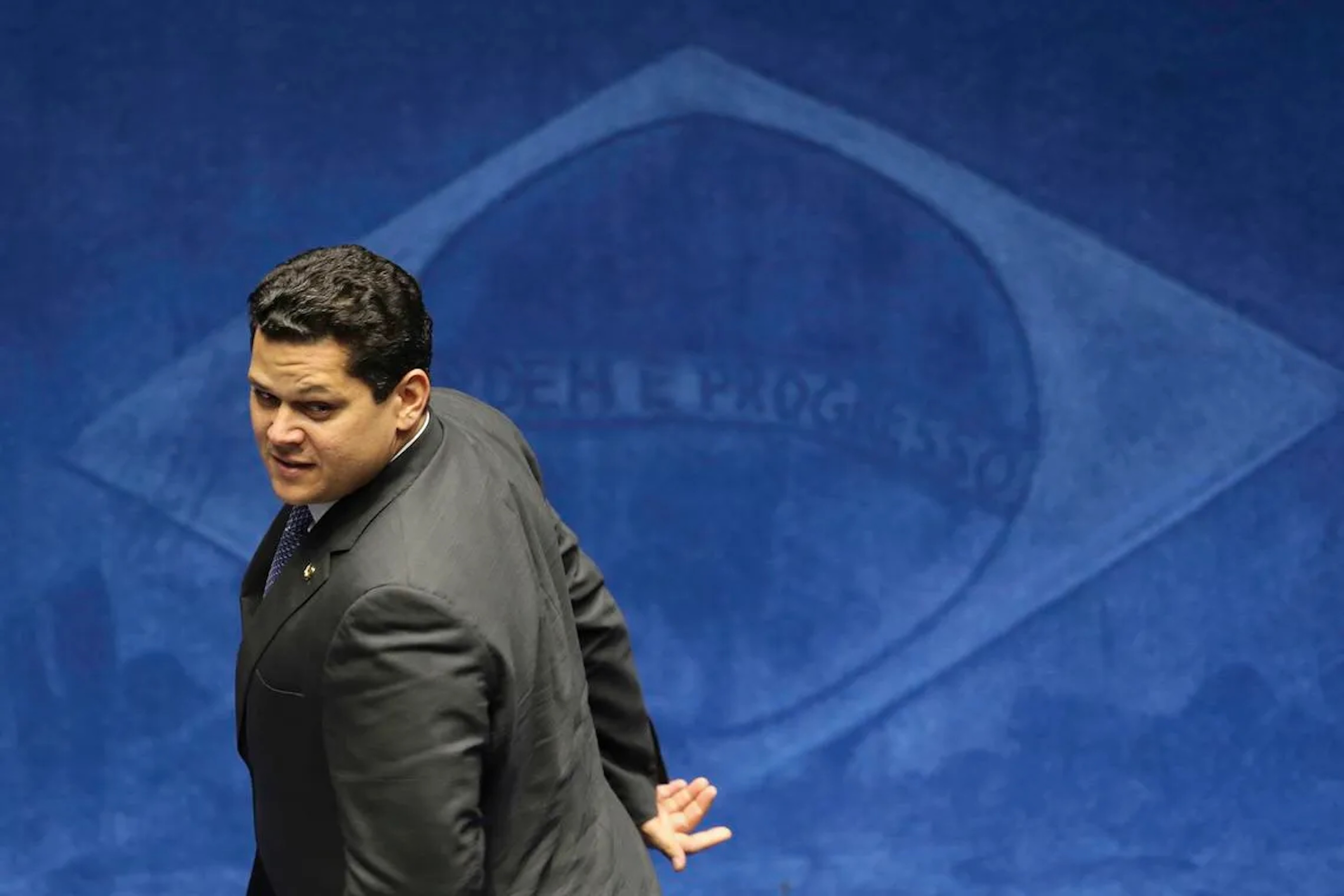 Lei dá à Mesa do Senado, e não a Alcolumbre, poder sobre pedido de impeachment