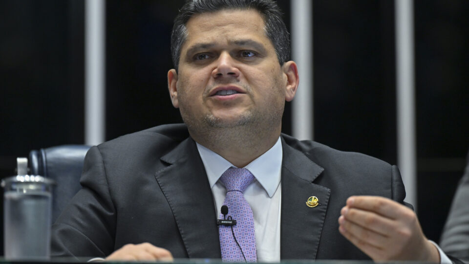 Alcolumbre reage à pressão por impeachment de Moraes e alfineta Flávio por filme de Bolsonaro