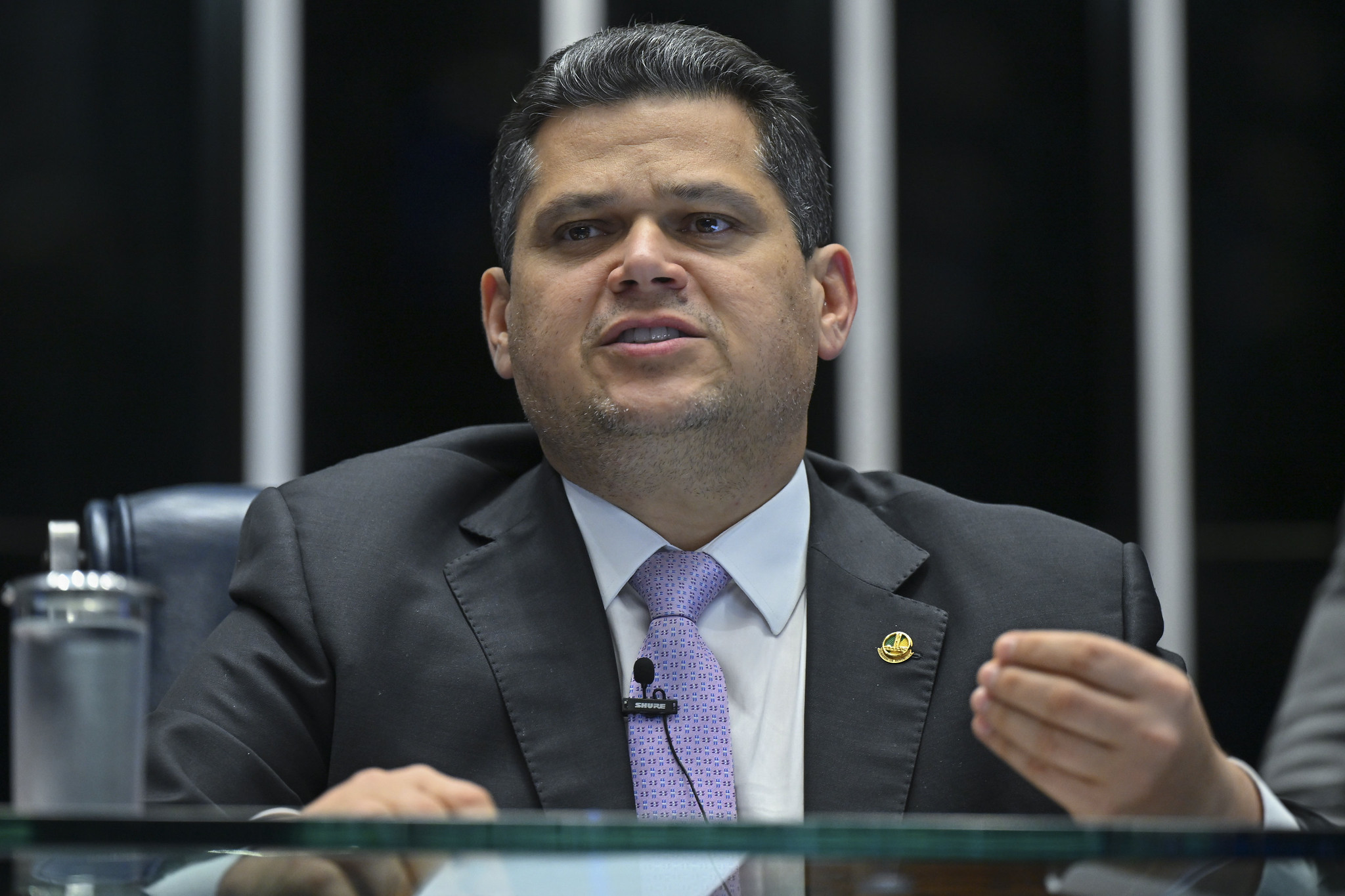 Alcolumbre reage à pressão por impeachment de Moraes e alfineta Flávio por filme de Bolsonaro
