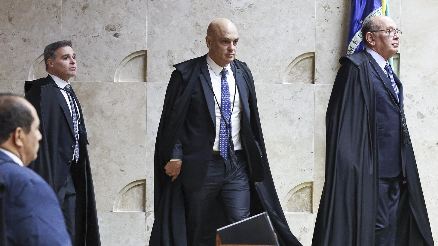 Ministros do STF articulam saída de Moraes da crise e Vorcaro implica Andrei