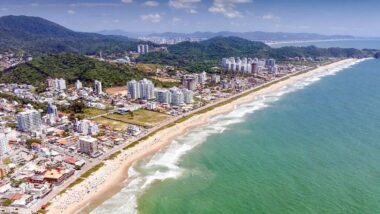 Escassez de terrenos e limites de altura ajudam a valorizar imóveis na Praia Brava