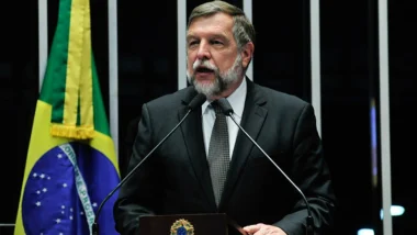 Flávio Arns assina pedido de impeachment contra Moraes após caso Vorcaro.