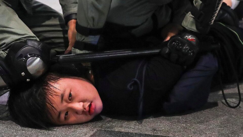 Perseguição a dissidentes: China condena três gerações de ativistas em Hong Kong
