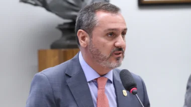 Diretor-geral da PF teria tentado dissuadir uma eventual delação premiada do banqueiro.