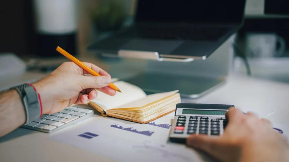 Dificuldades financeiras persistentes podem manter o organismo sob estresse por longos períodos, com reflexos que vão além do bolso.