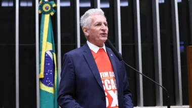 Magistrado entendeu que Rogério Correia colocou senador na mesma "cadeia narrativa" em que citou crimes.