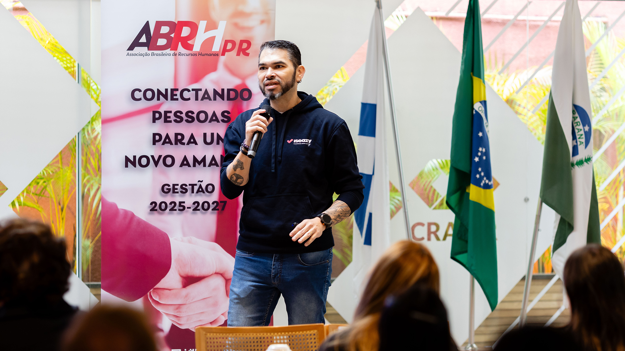 Pesquisa global da isEazy com mais de 300 profissionais de RH em 32 países, revela que 90 % dos entrevistados afirmam não dominar a IA, embora a maioria já utilize a tecnologia no trabalho