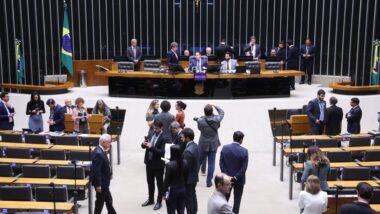Câmara aprova MP do fim da taxa das blusinhas