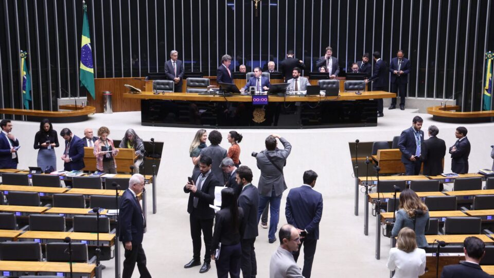 Câmara aprova MP do fim da taxa das blusinhas
