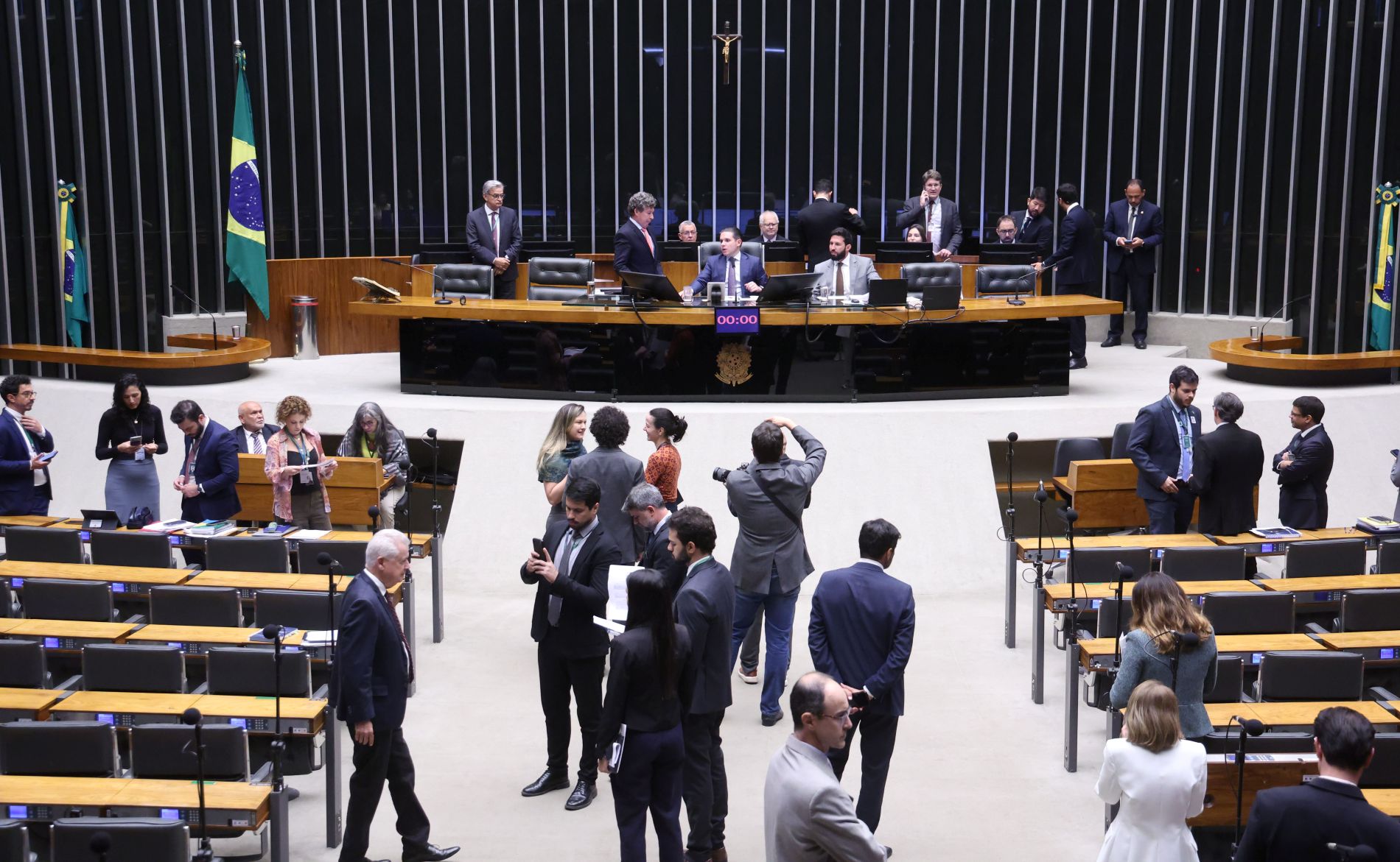 Câmara aprova MP do fim da taxa das blusinhas