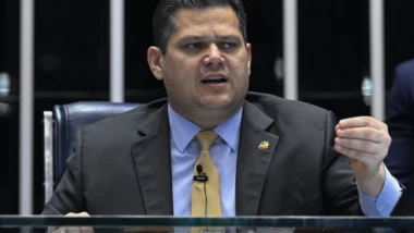 Sob pressão, Alcolumbre diz que “colegas” o atacam para ganhar voto