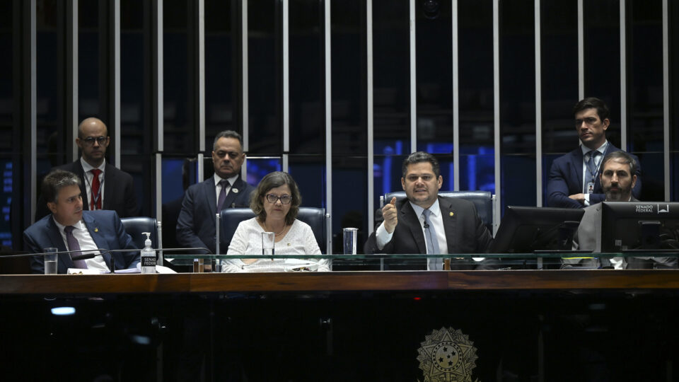 Senado aprova medida provisória que acaba com imposto sobre compras de até US$ 50
