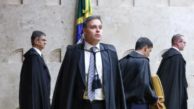 Mendonça apresenta notas fiscais para rebater suspeita de presente de Vorcaro