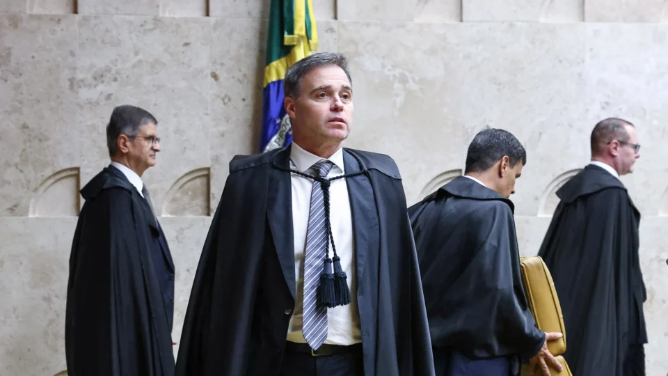 Mendonça apresenta notas fiscais para rebater suspeita de presente de Vorcaro