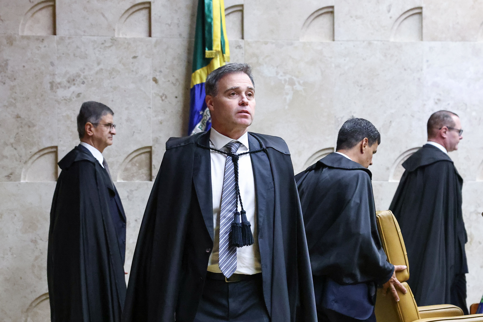 Mendonça apresenta notas de ternos para rebater suspeita de presente de Vorcaro