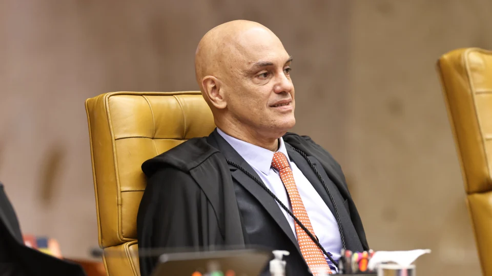 Moraes usou relatório da PF “sem valor probatório” para pedir investigação contra Mendonça