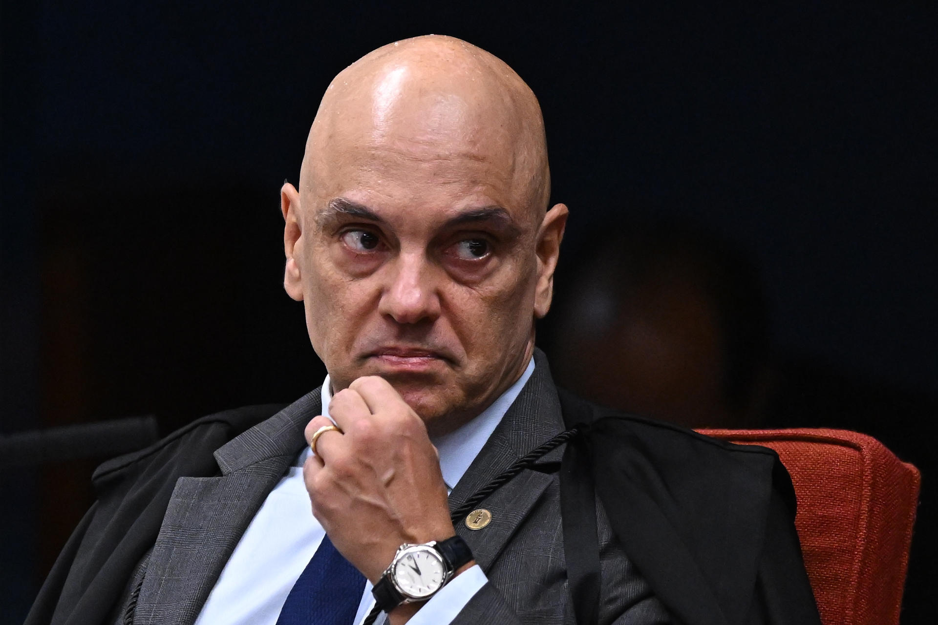 Parlamentares criticam decisão de Alexandre de Moraes contra André Mendonça