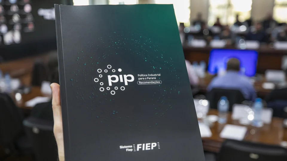 Representantes do setor industrial participam da apresentação de proposta com diretrizes para competitividade e desenvolvimento da indústria paranaense.