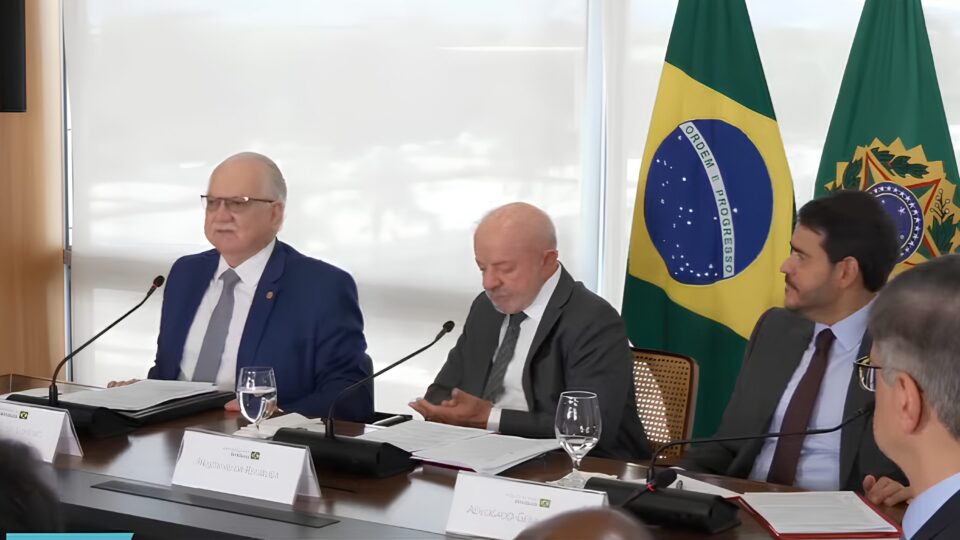 Fachin defende fim do inquérito das fake news em meio a embate de Moraes com Mendonça