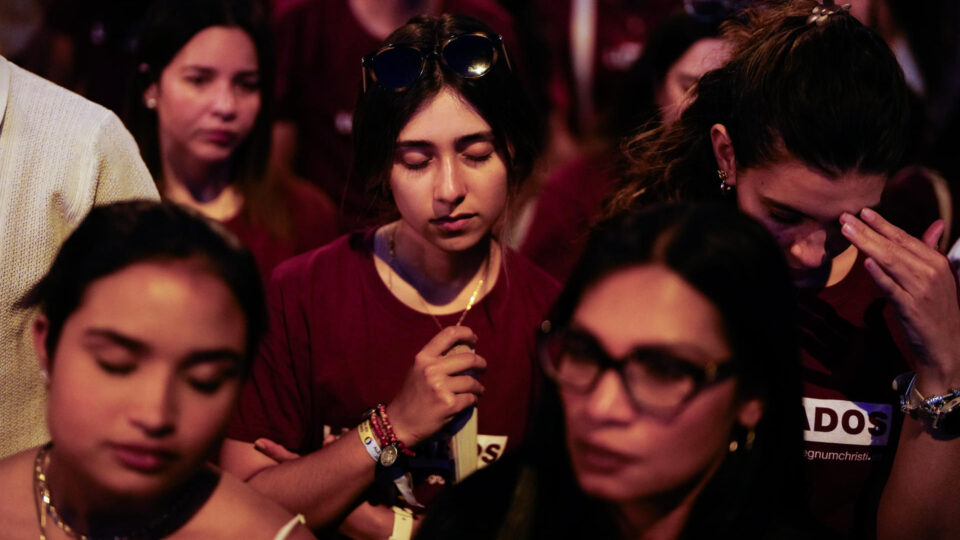 Jovens espanhóis estão voltando ao catolicismo em uma sociedade cada vez mais secular