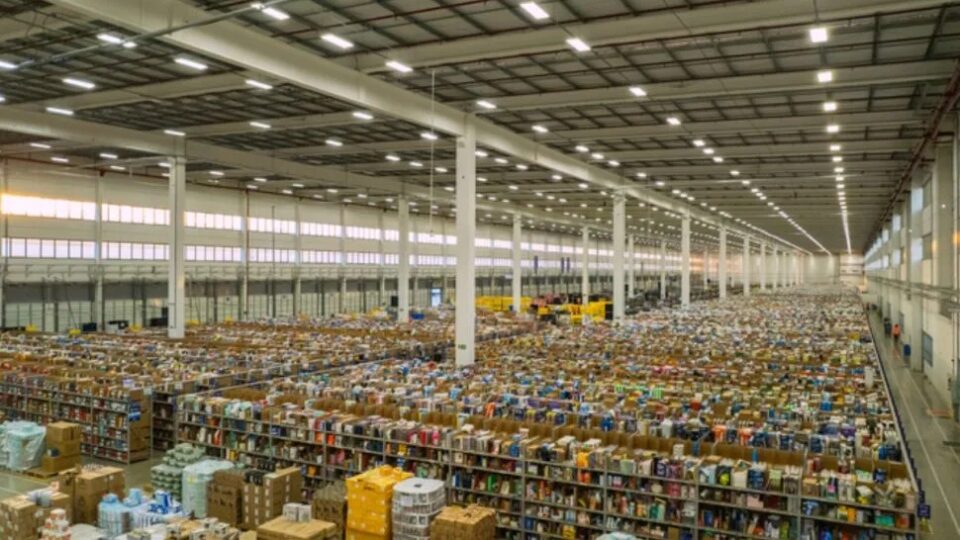 Amazon inaugura centro de distribuição do Paraná com promessa de entrega no mesmo dia
