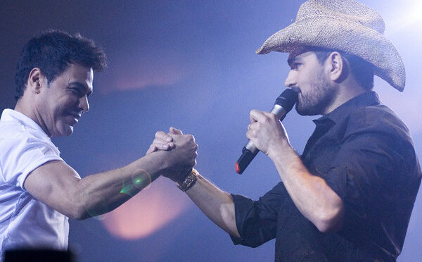 Zezé Di Camargo e Luciano pedem orações para Mendonça durante show em Blumenau (SC)