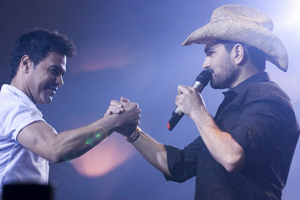 Zezé Di Camargo e Luciano pedem orações para Mendonça durante show em Blumenau (SC)
