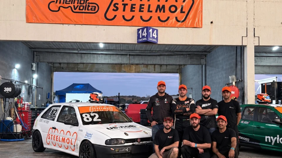 Equipe Steelmol em ação no automobilismo brasileiro. Muito além da fabricação de molas, a empresa acompanha de perto as pistas, as equipes e as competições que movimentam o esporte a motor no país. Na imagem, a presença da Steelmol nos boxes, reforçando sua conexão com a performance e a velocidade