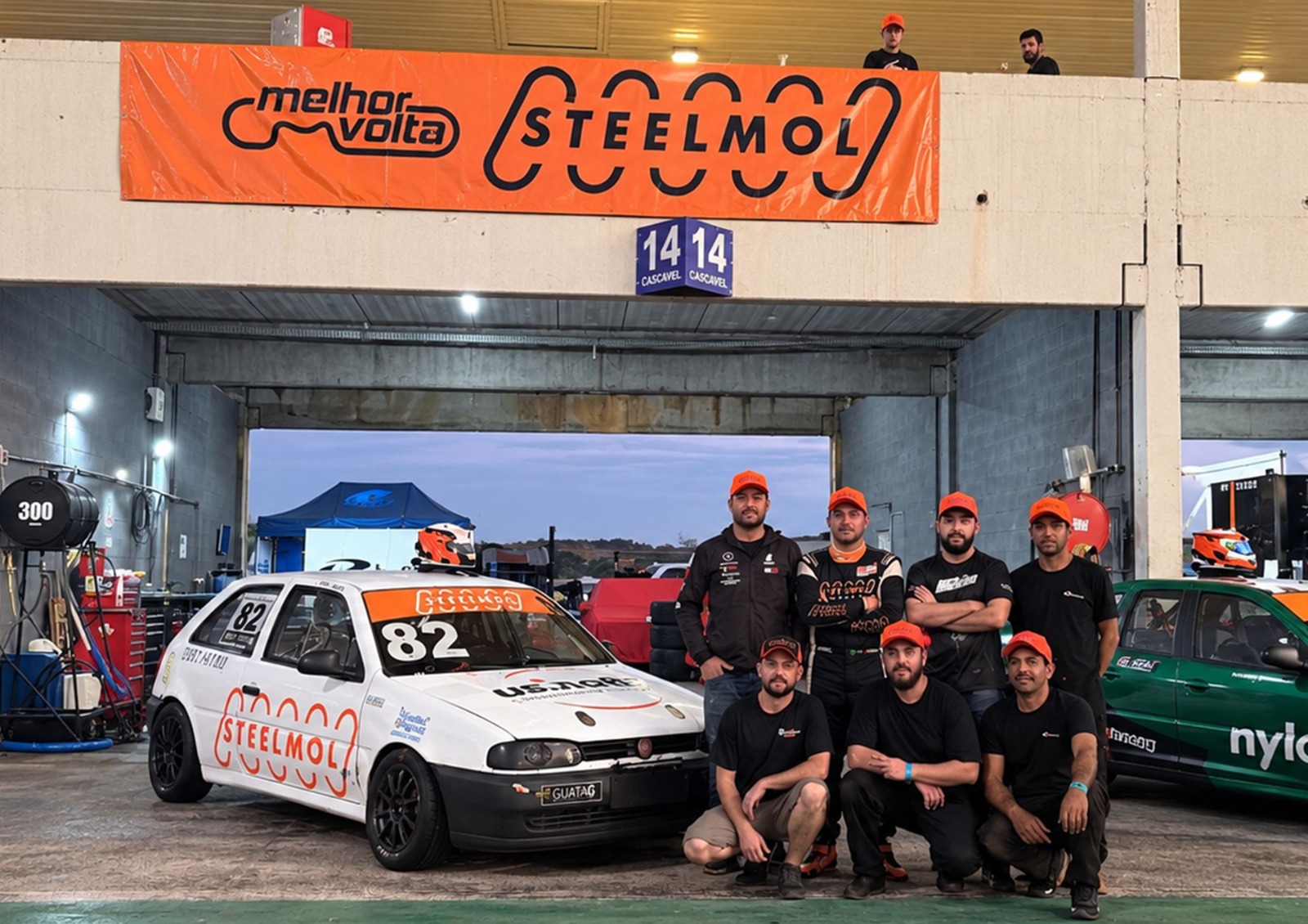 Equipe Steelmol em ação no automobilismo brasileiro. Muito além da fabricação de molas, a empresa acompanha de perto as pistas, as equipes e as competições que movimentam o esporte a motor no país. Na imagem, a presença da Steelmol nos boxes, reforçando sua conexão com a performance e a velocidade