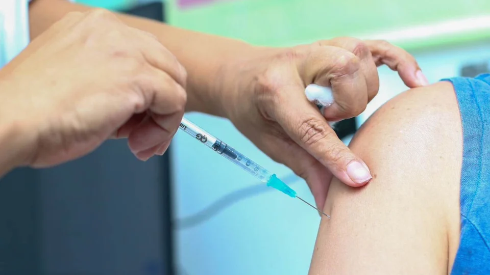 Vacinação contra o sarampo é a principal forma de prevenção; imunização está disponível gratuitamente nas Unidades Básicas de Saúde de todo o estado de São Paulo.