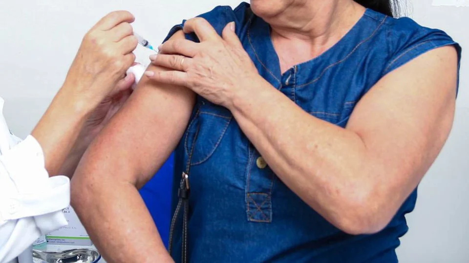 Crianças, adultos e trabalhadores da saúde estão entre os públicos que devem conferir a situação vacinal. Pessoas com 60 anos ou mais não fazem parte da vacinação rotineira, mas devem ser avaliadas caso tenham contato com um caso suspeito ou confirmado de sarampo.