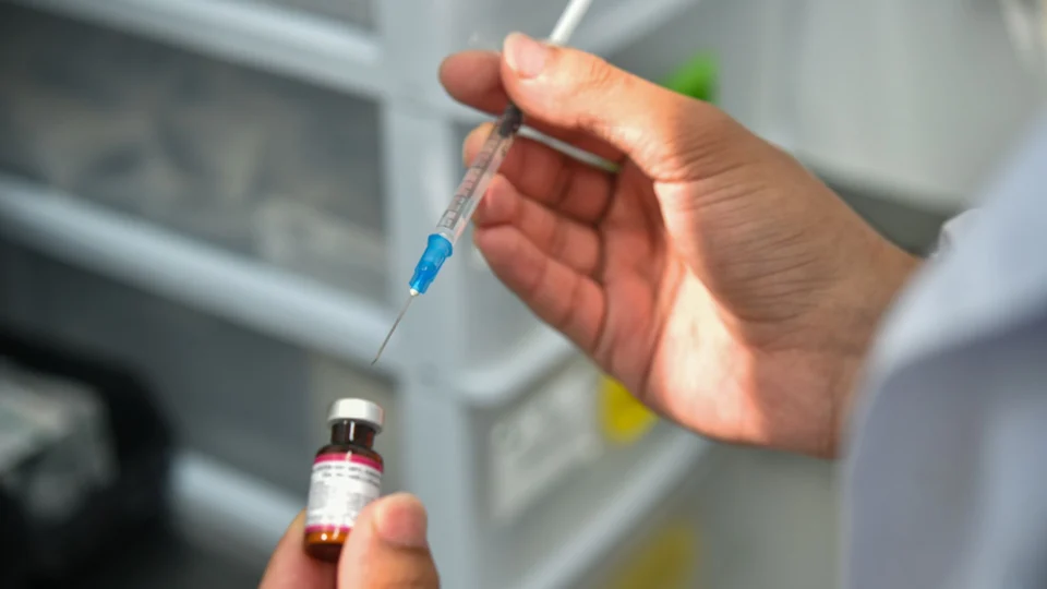 Frente ao avanço de casos em 2026, a atualização da caderneta de vacinação é uma medida importante para manter a proteção contra o sarampo.