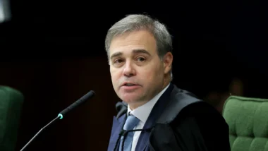 Em meio crise no STF, Mendonça agradece a aliados por orações