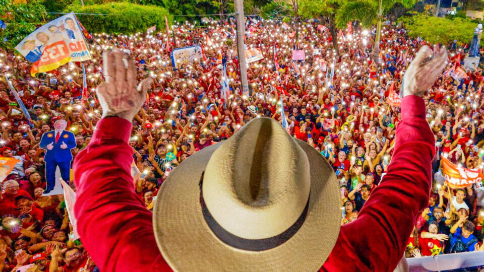Janja puxa Lula e interrompe abraço de eleitora durante ato no Ceará