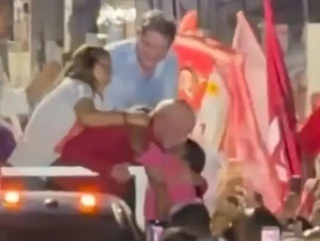 Janja afasta eleitora durante abraço em Lula durante ato de campanha no Ceará.