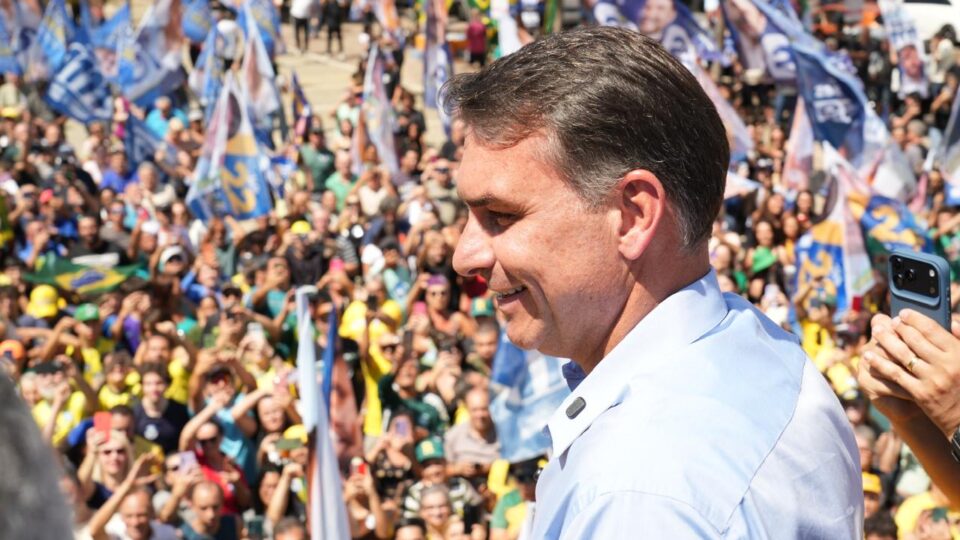 Flávio Bolsonaro critica Alcolumbre e pede que Senado analise impeachment