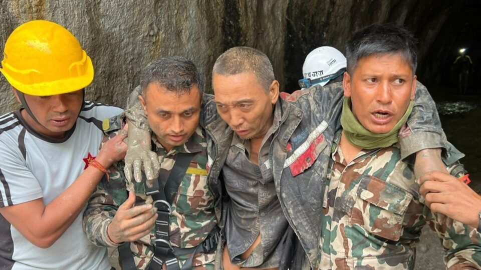 Duas pessoas são resgatadas no Nepal dez dias após enchentes