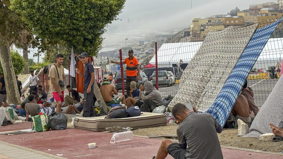 Governo espanhol contraria moradores e deve instalar tendas para imigrantes ilegais em Ceuta