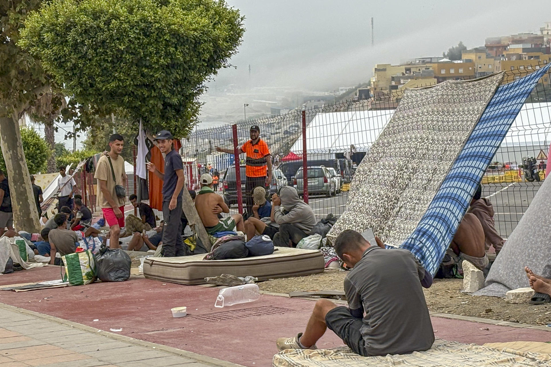 Governo espanhol contraria moradores e deve instalar tendas para imigrantes ilegais em Ceuta