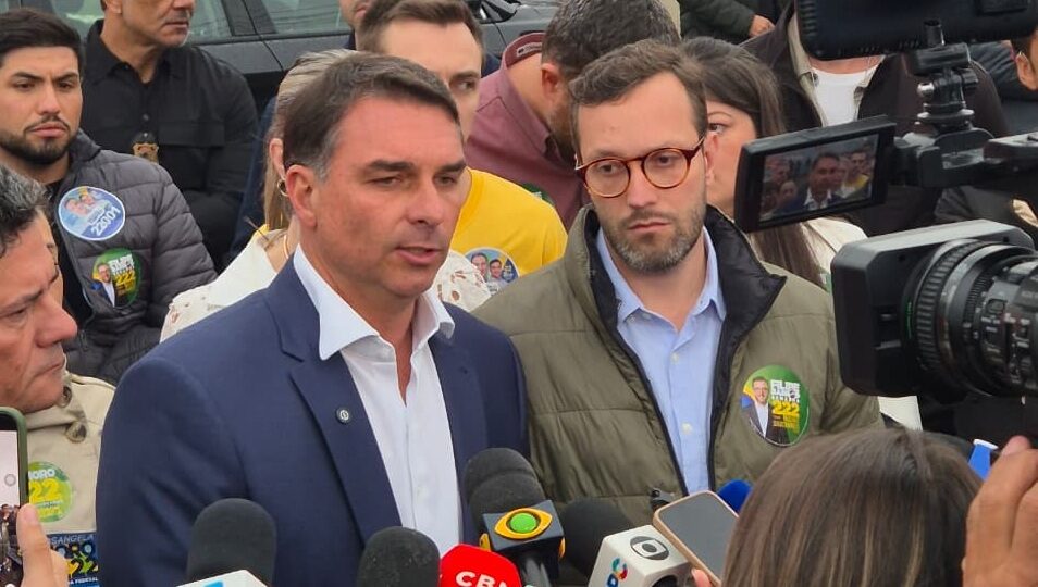 Flávio visita Filipe Martins na prisão e acusa Moraes de comandar “gabinete da perseguição”