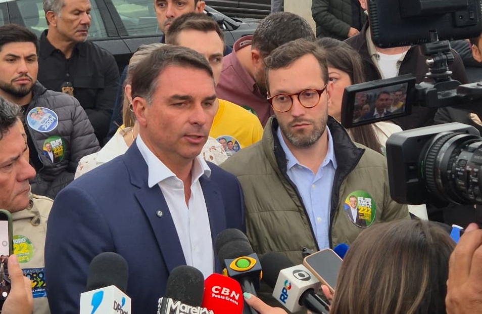 Flávio ataca Moraes, enquanto visita a Filipe Martins acirra disputa sobre o STF