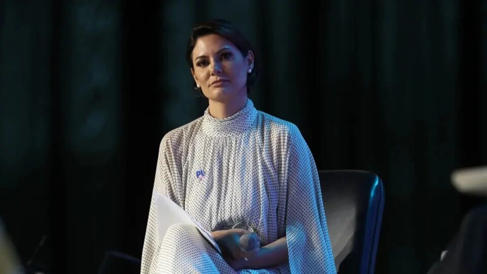Michelle Bolsonaro envia mensagem a André Mendonça e o chama de 'escolhido do Senhor'