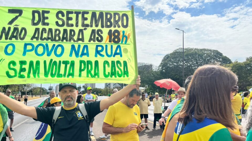 Ato em Brasília reúne manifestantes em defesa do impeachment de Moraes e contra Alcolumbre