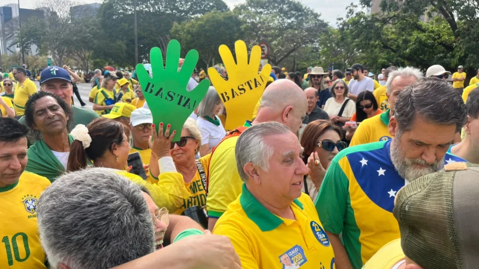 Ato em Brasília reúne centenas em defesa do impeachment de Moraes e contra Alcolumbre