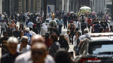 Brasil desacelera crescimento populacional e registra avanço do envelhecimento.